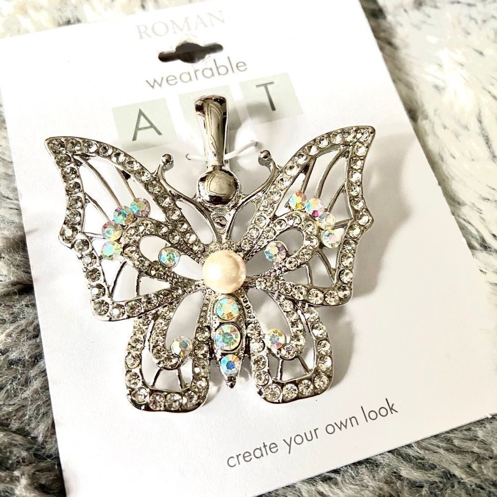 NEW Faux Pearl Center Butterfly Necklace Pendant - Picture 2 of 3